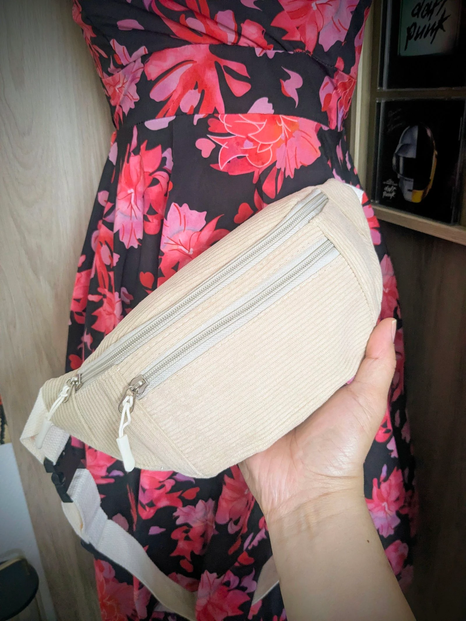 Sac banane beige en velours côtelé